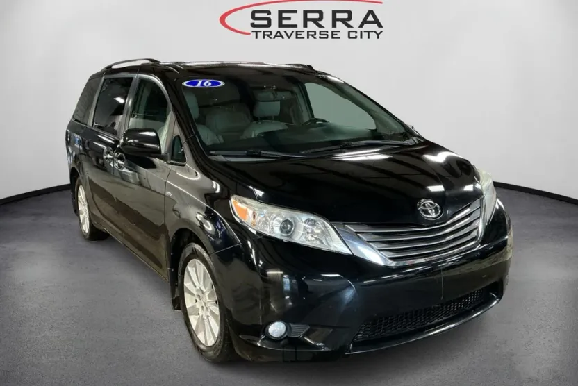 2016 Toyota Sienna XLE photo 1