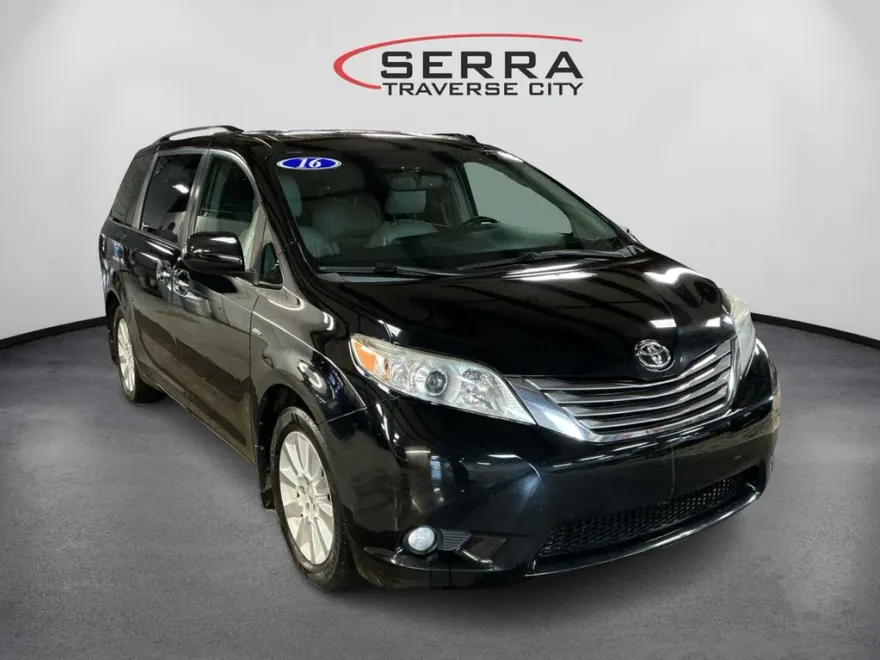 2016 Toyota Sienna XLE photo 1
