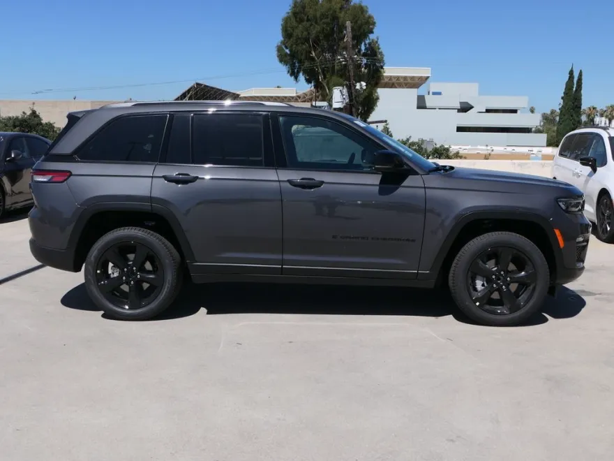 2025 Jeep Grand Cherokee Limited photo 1