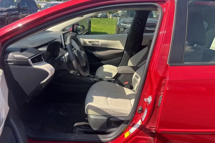 2020 Toyota Corolla LE photo 1