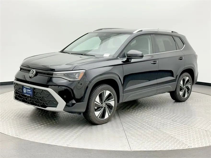2025 Volkswagen Taos SE photo 1