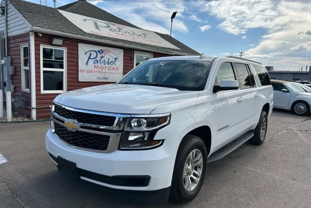 2019 Chevrolet Suburban LT photo 1
