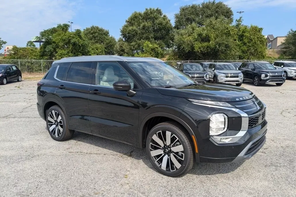 2025 Mitsubishi Outlander Platinum photo 1