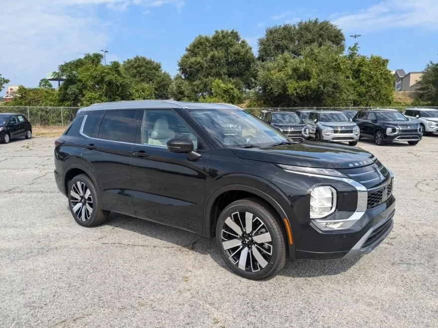 2025 Mitsubishi Outlander Platinum photo 1