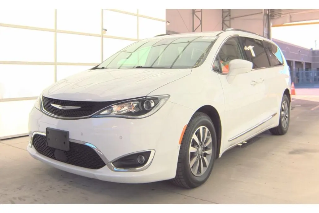 2020 Chrysler Pacifica Touring Plus photo 1