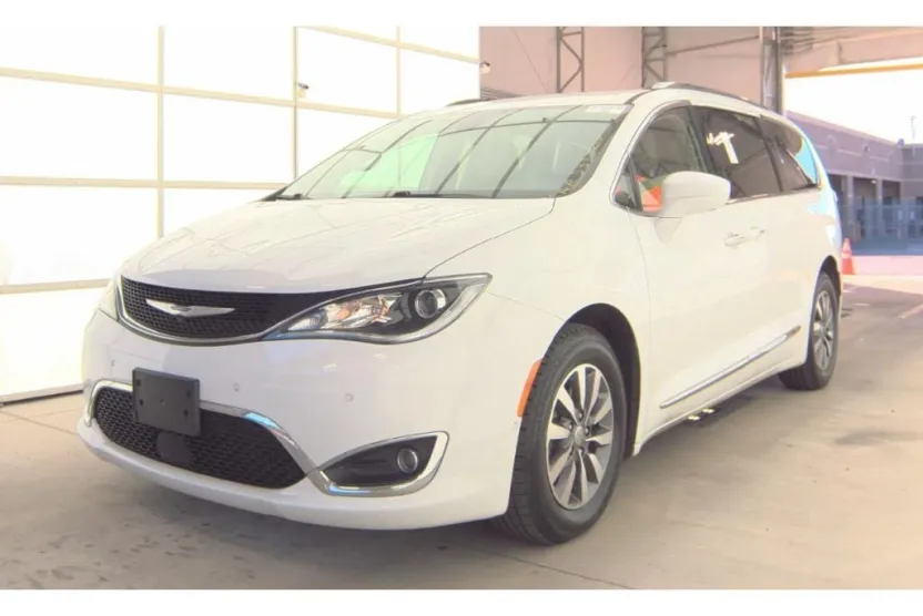 2020 Chrysler Pacifica Touring Plus photo 1