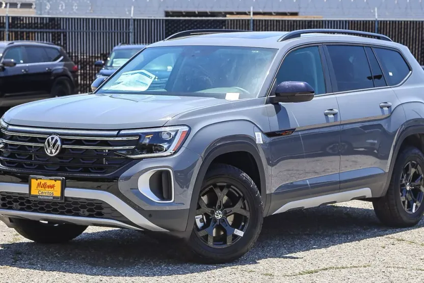 2025 Volkswagen Atlas Peak Edition SE photo 1