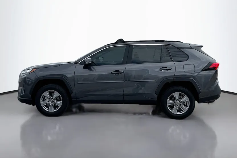 2022 Toyota RAV4 XLE photo 1