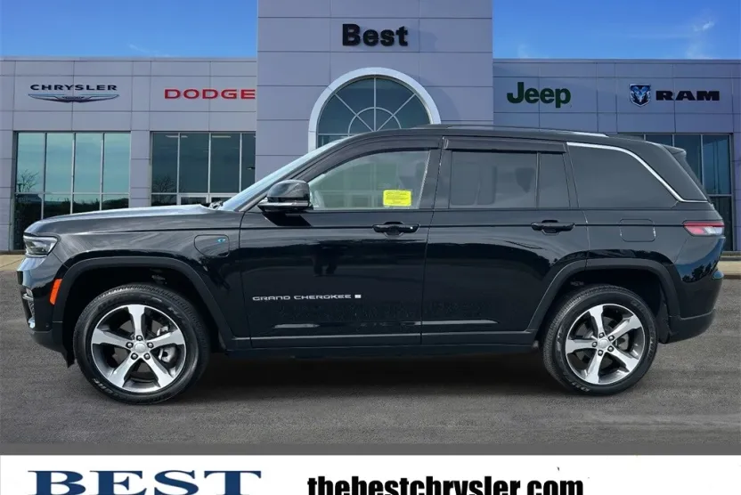 2023 Jeep Cherokee Base photo 1