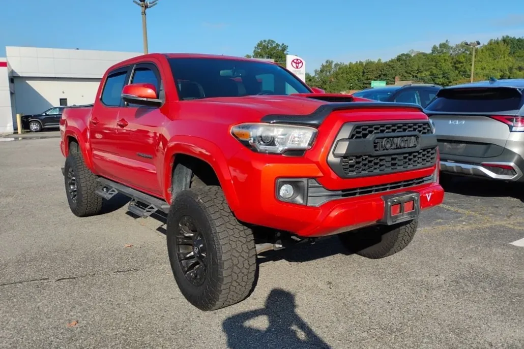 2017 Toyota Tacoma TRD Sport 4x4 photo 1
