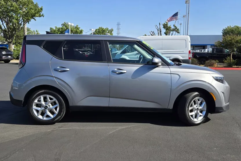 2024 Kia Soul LX photo 1