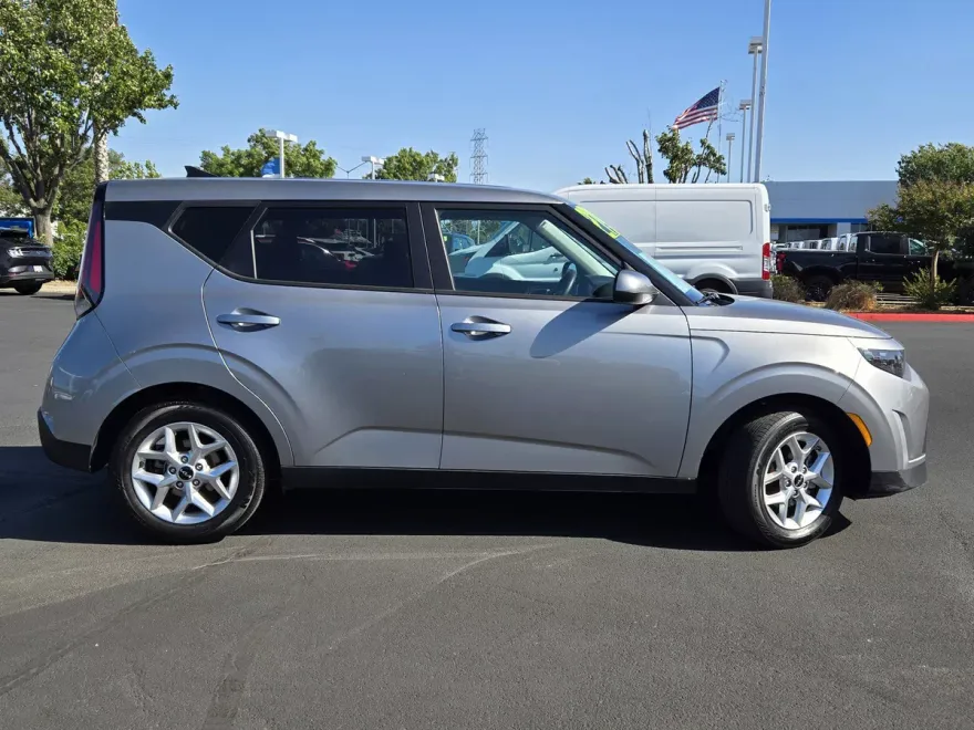 2024 Kia Soul LX photo 1
