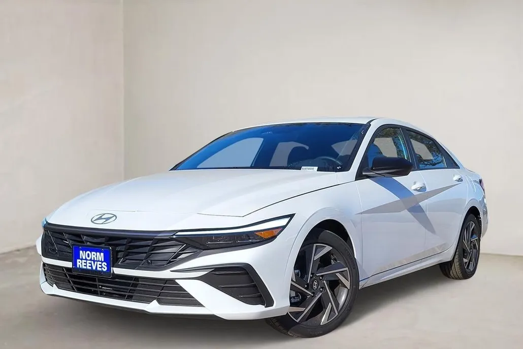 2025 Hyundai Elantra SEL Sport photo 1