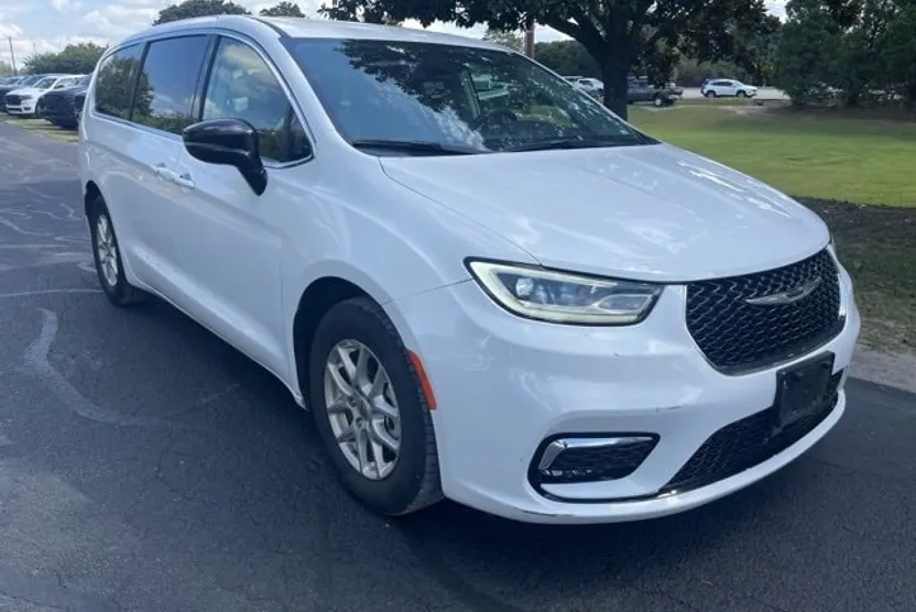 2024 Chrysler Pacifica Touring L photo 1