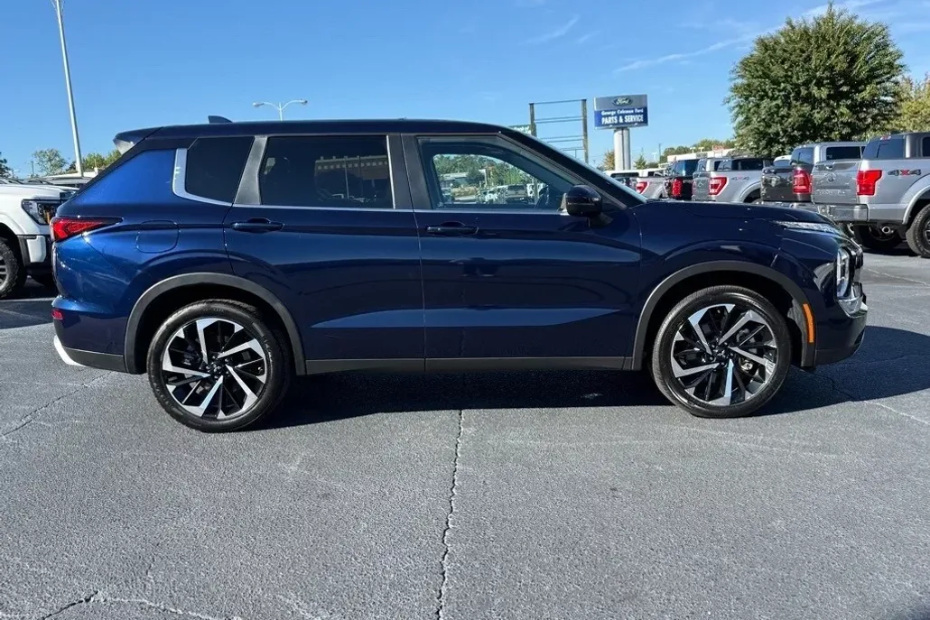 2024 Mitsubishi Outlander SE photo 1
