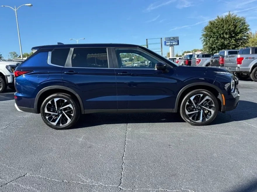 2024 Mitsubishi Outlander SE photo 1