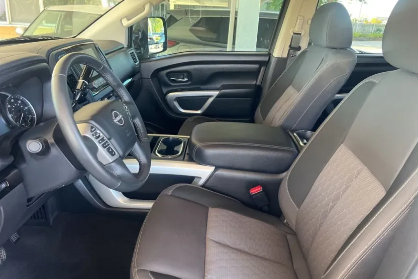 2024 Nissan Titan Crew Cab photo 1