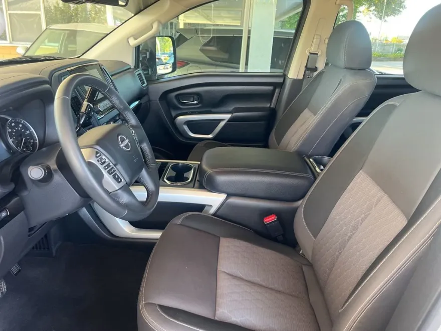 2024 Nissan Titan Crew Cab photo 1