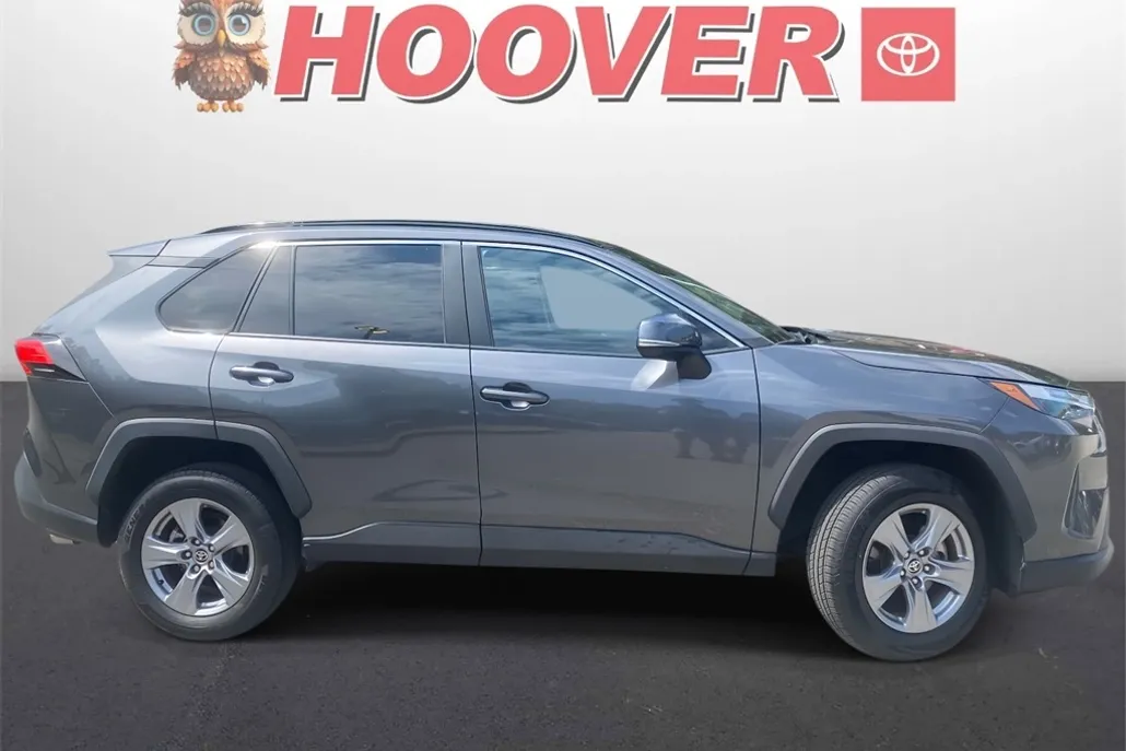 2022 Toyota RAV4 XLE photo 1