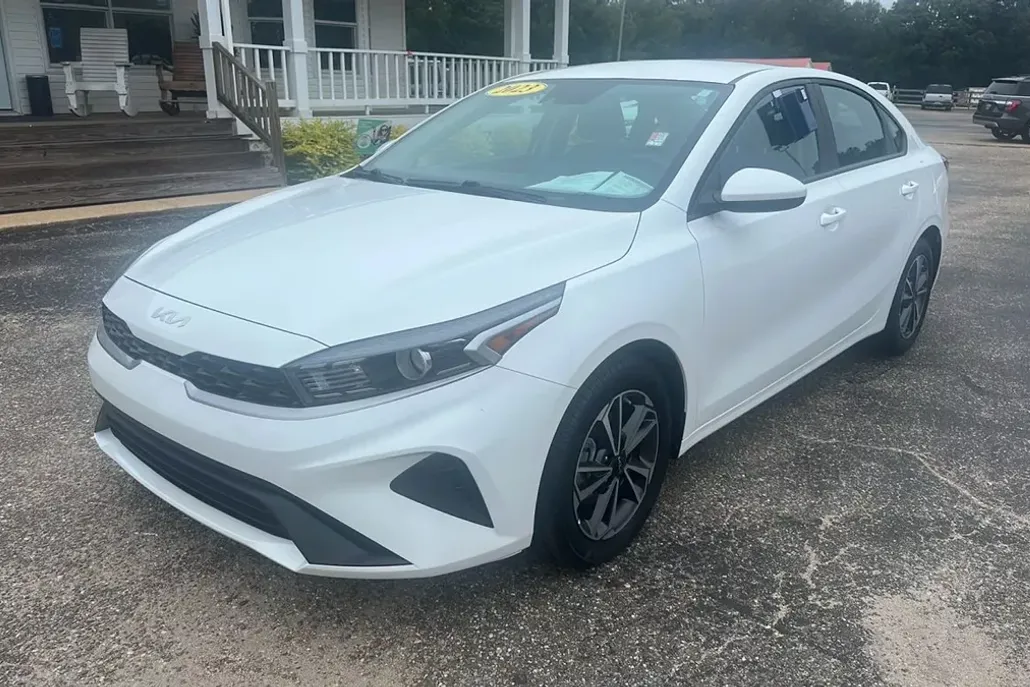2023 Kia Forte LXS photo 1