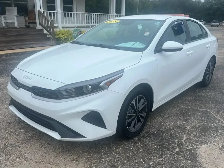 2023 Kia Forte LXS photo 1