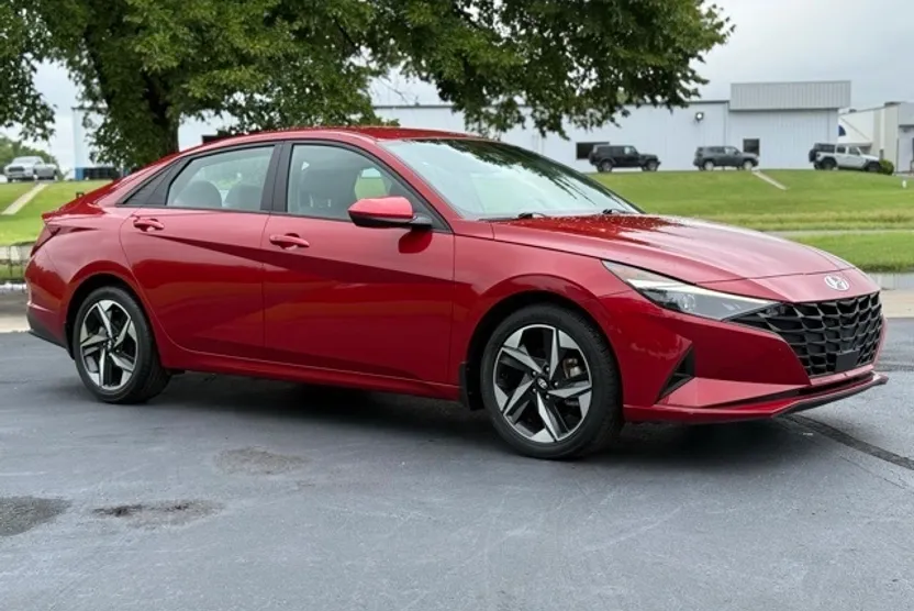 2023 Hyundai Elantra SEL photo 1