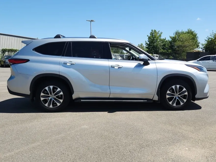 2021 Toyota Highlander XLE photo 1