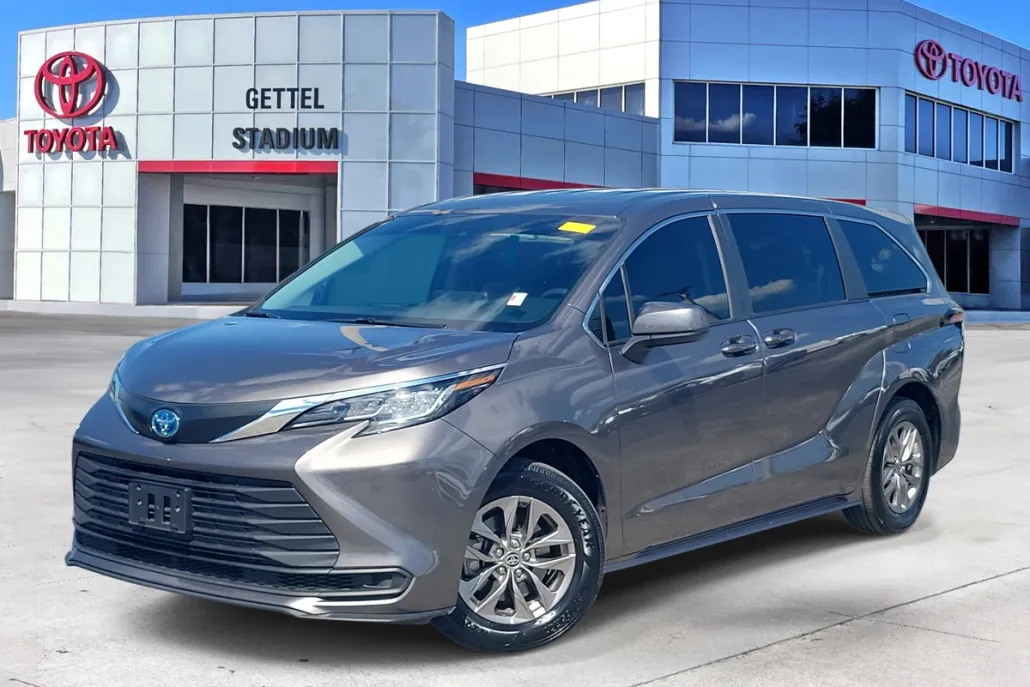 2023 Toyota Sienna LE photo 1