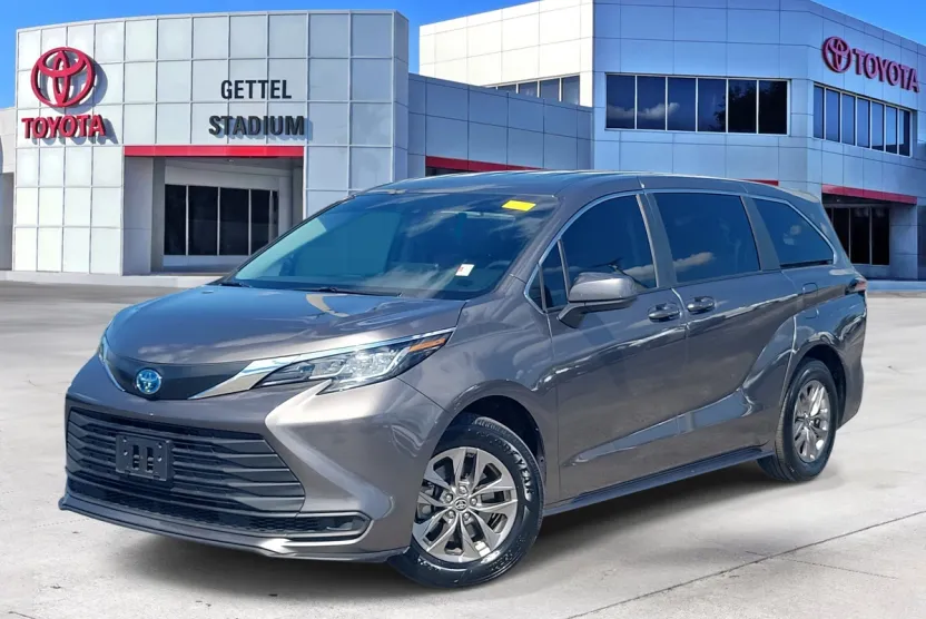 2023 Toyota Sienna LE photo 1