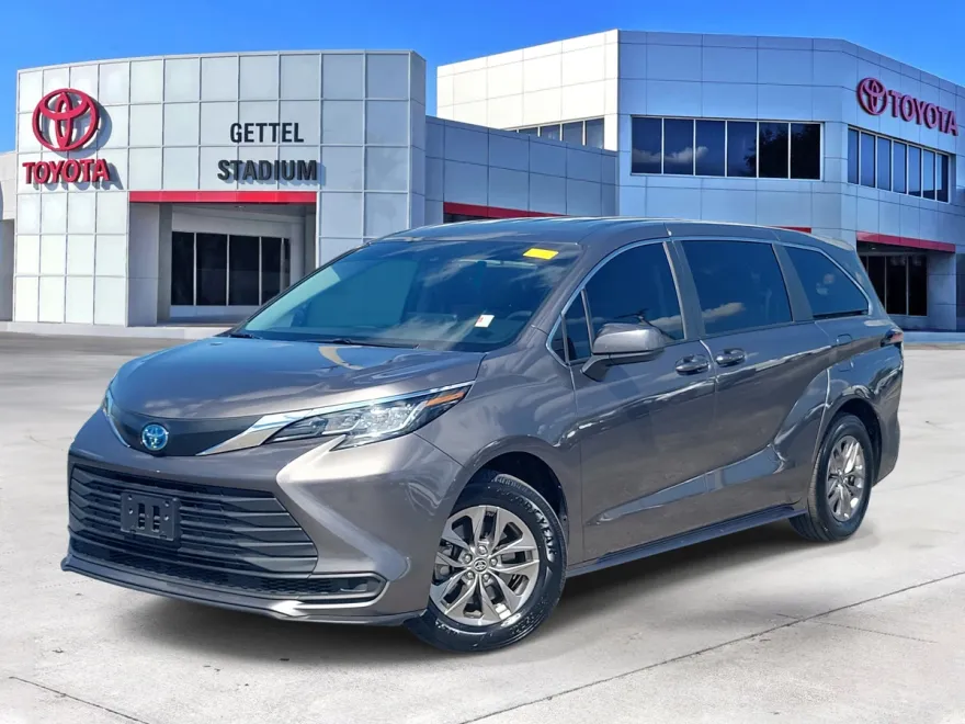 2023 Toyota Sienna LE photo 1