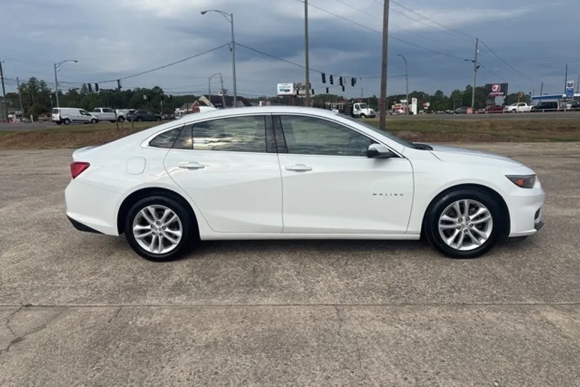 2018 Chevrolet Malibu 1LT photo 1