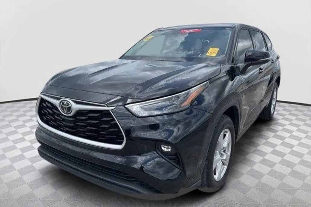 2022 Toyota Highlander LE photo 1