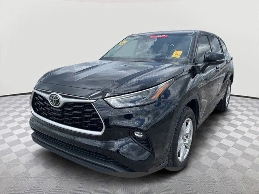 2022 Toyota Highlander LE photo 1