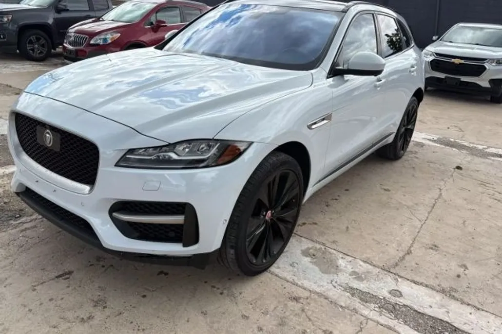 2017 Jaguar F-PACE R-Sport photo 1