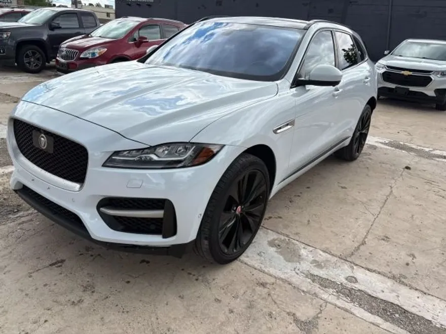 2017 Jaguar F-PACE R-Sport photo 1