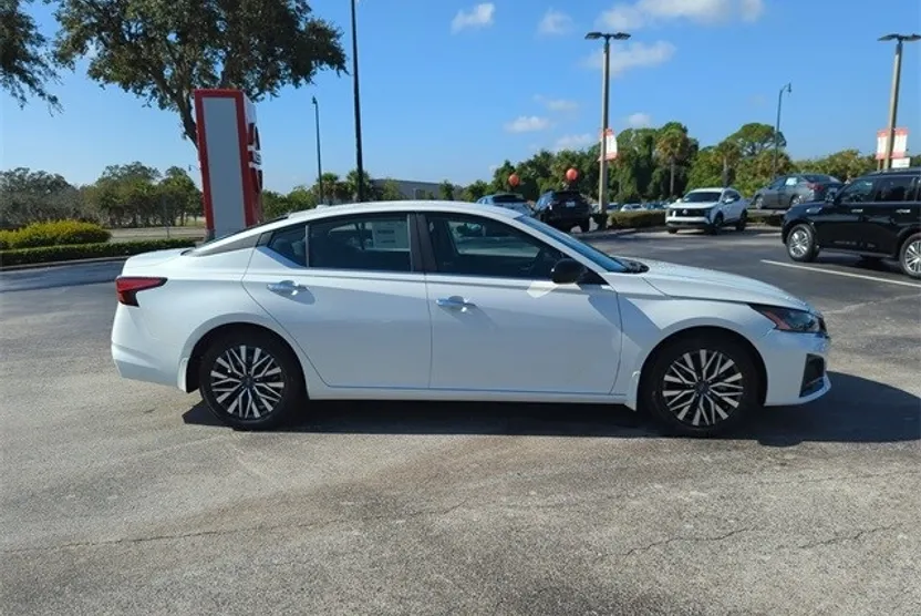 2025 Nissan Altima SV photo 1