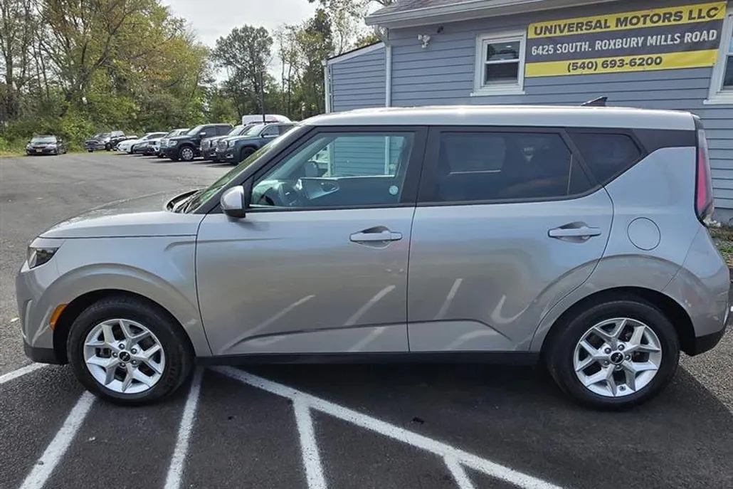 2023 Kia Soul LX photo 1