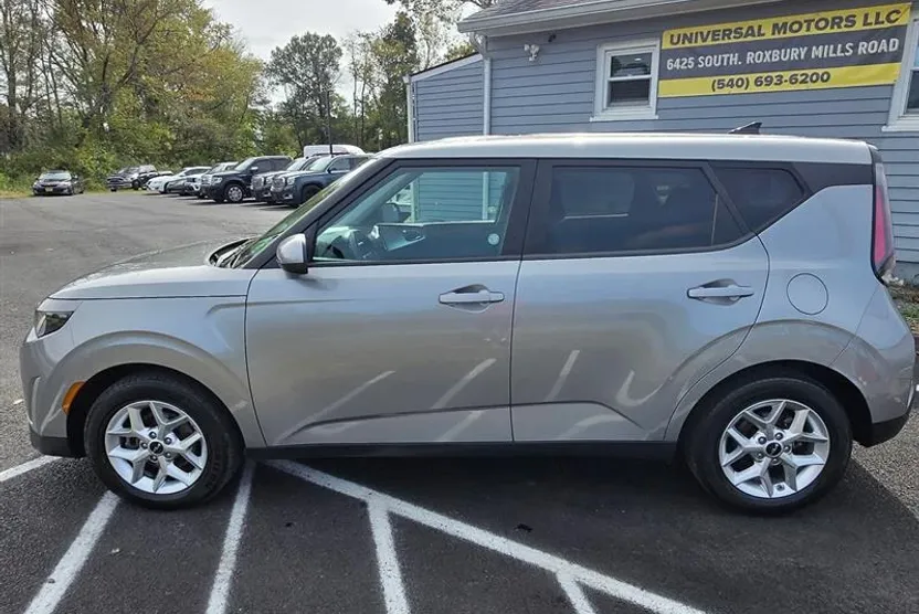 2023 Kia Soul LX photo 1
