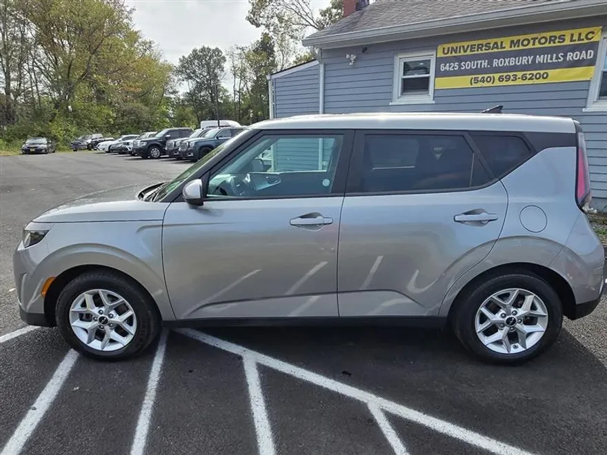 2023 Kia Soul LX photo 1