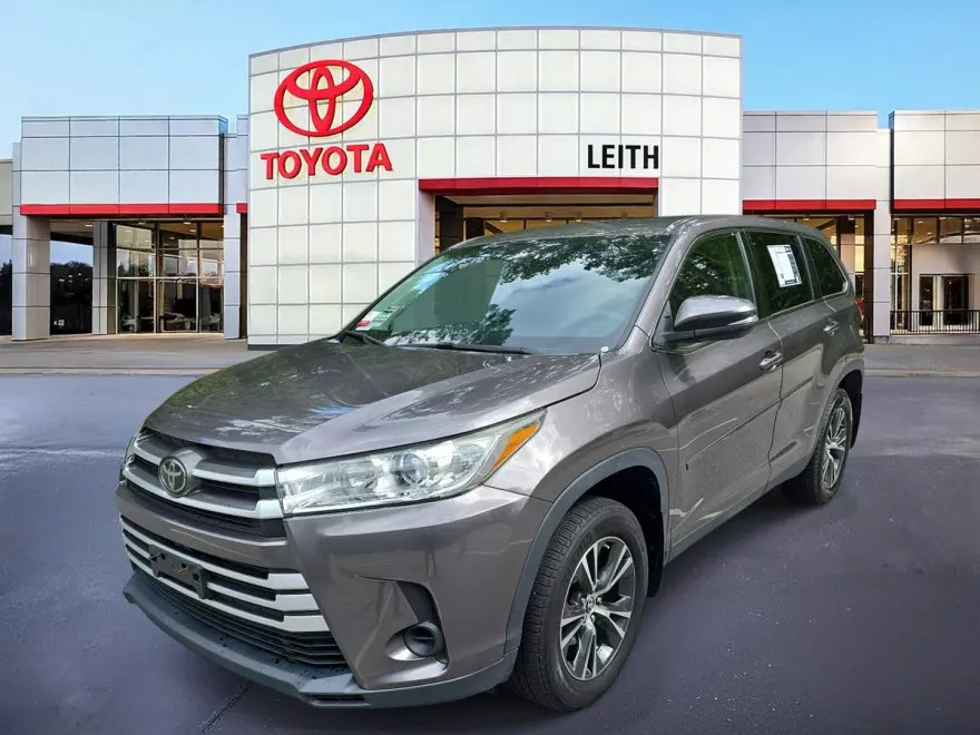 2019 Toyota Highlander LE photo 1