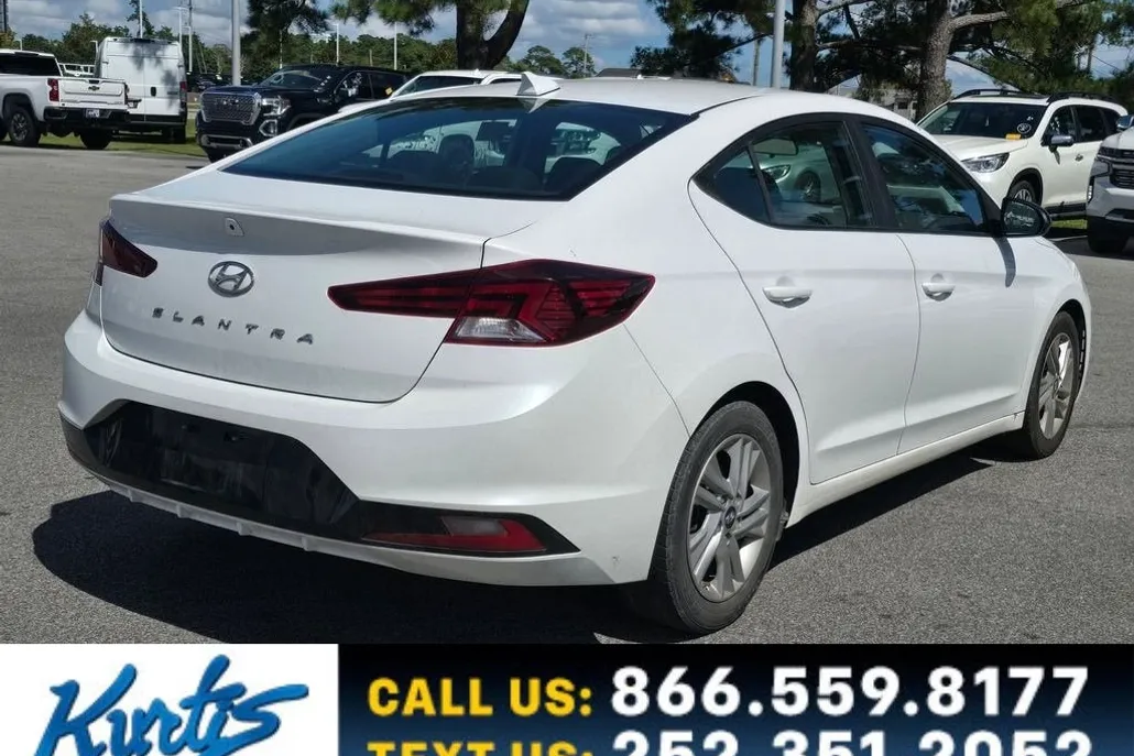 2020 Hyundai Elantra SEL photo 1