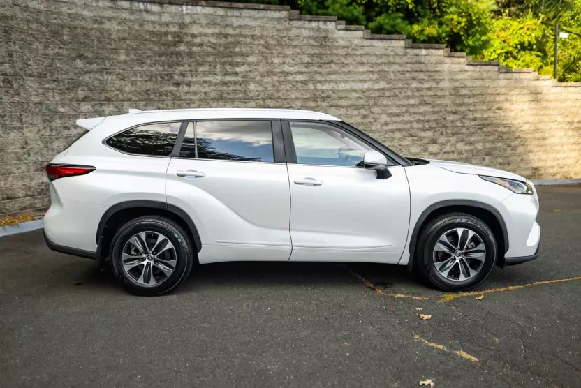 2023 Toyota Highlander XLE photo 1