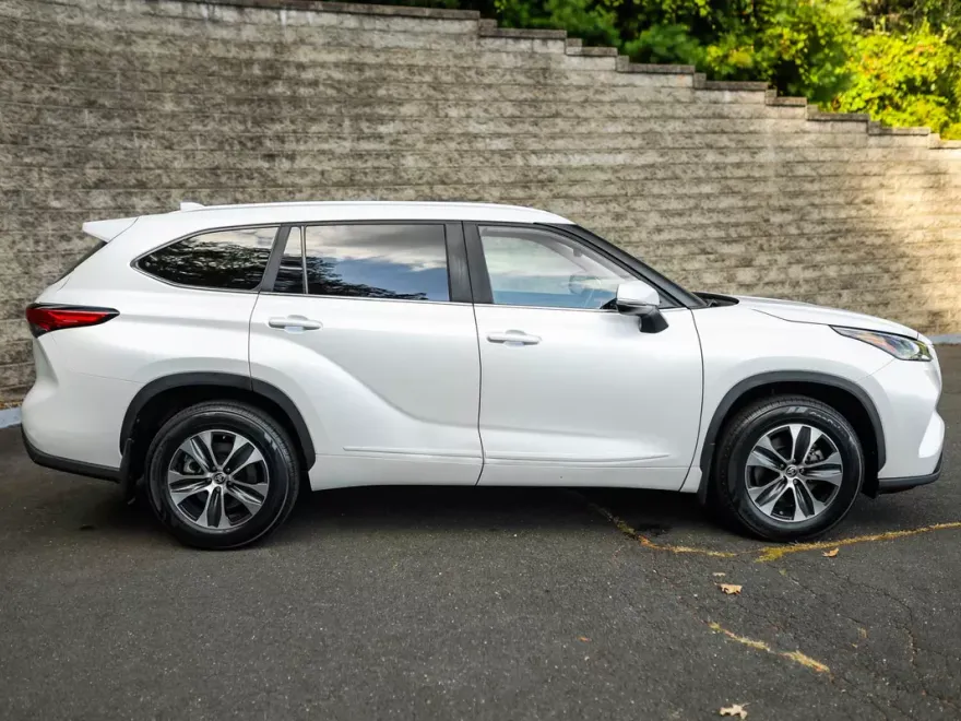 2023 Toyota Highlander XLE photo 1