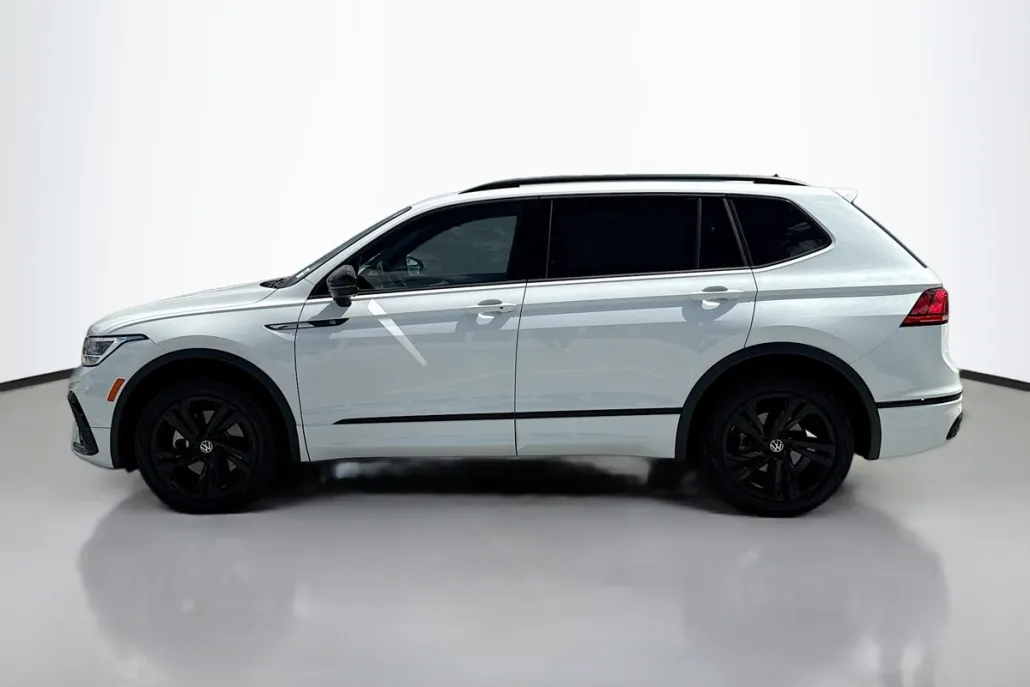 2024 Volkswagen Tiguan SE R-Line Black photo 1