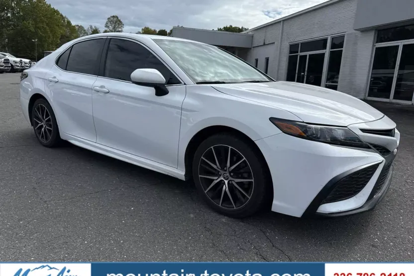2021 Toyota Camry SE photo 1
