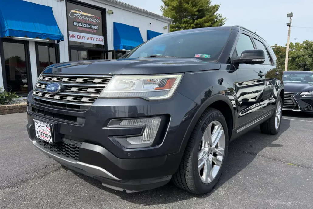 2017 Ford Explorer XLT photo 1