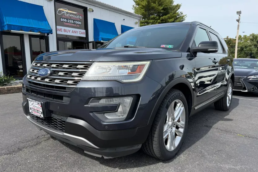 2017 Ford Explorer XLT photo 1