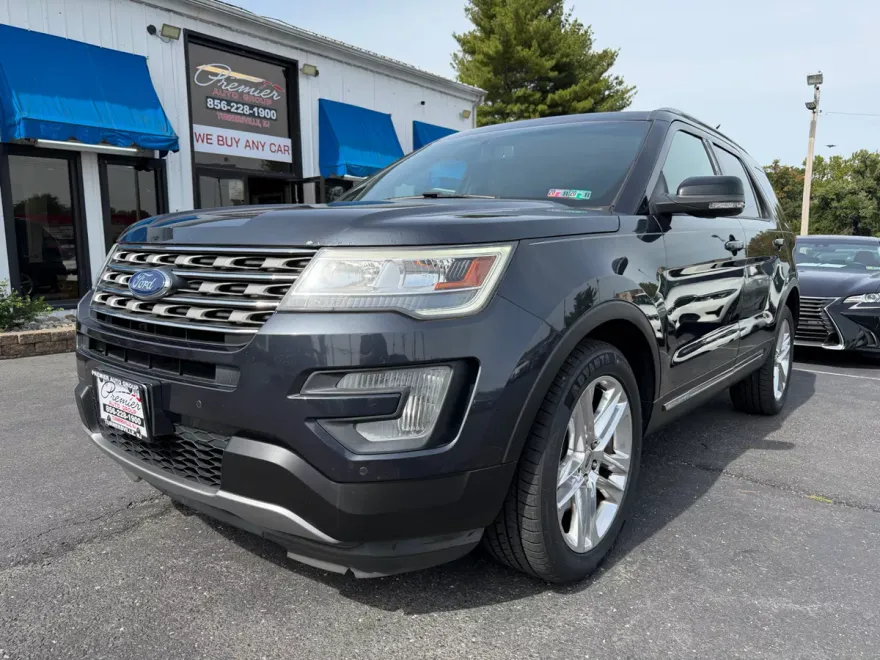2017 Ford Explorer XLT photo 1