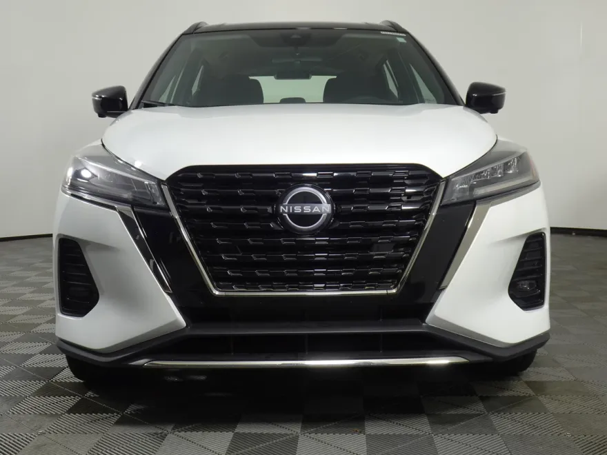 2023 Nissan Kicks SR photo 1