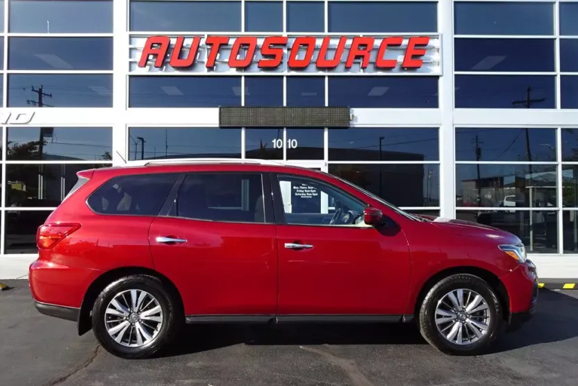 2018 Nissan Pathfinder SV photo 1